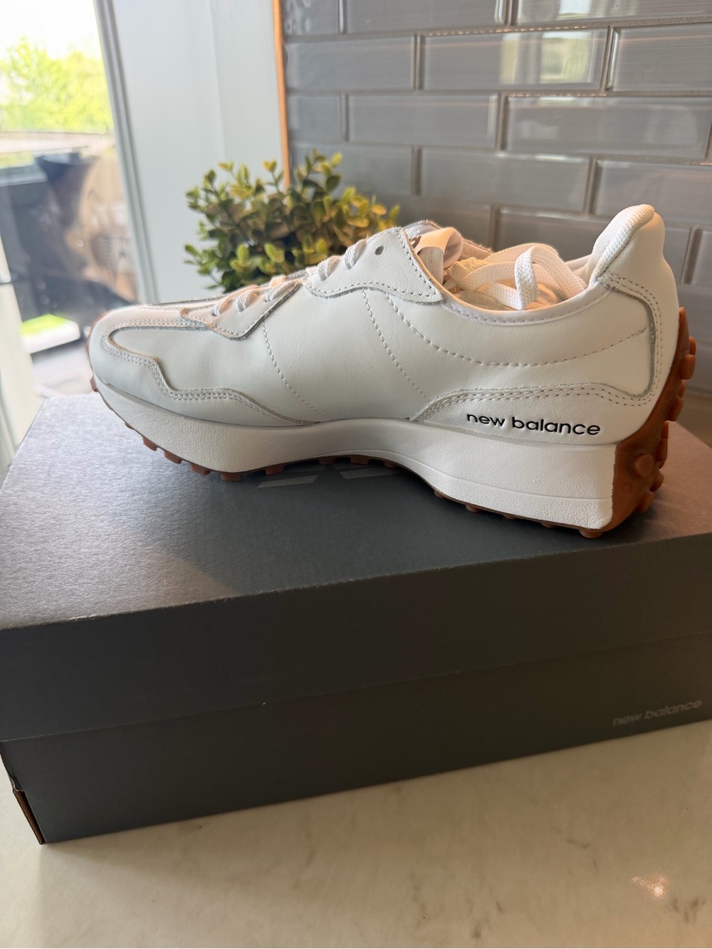 NWT Women’s White Leather New Balance 327 Sneaker Size 10 - Picture 2 of 4